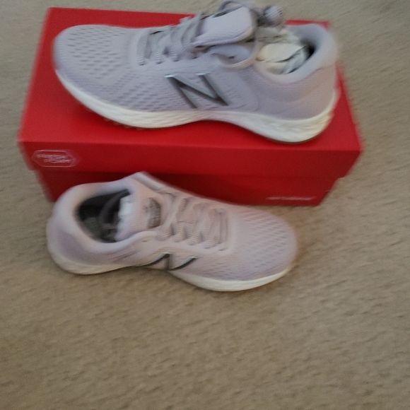 New Balance - Picture 2 of 5